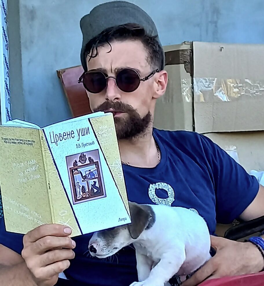 Neznani pesnik sa slike i pas Laki